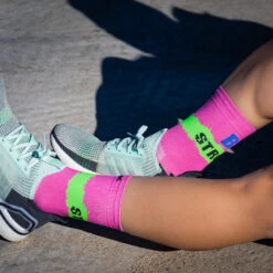CALCETINES "BE STRONG" FUCSIA DE RUNNING -Ropa Deportiva Tienda calcetines be strong fucsia de running 4