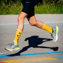 CALCETINES DE RUNNING #ESTRELLITAS Unisex - KAMUABU Color YEMA De 23CM -Ropa Deportiva Tienda calcetines de running estrellitas unisex kamuabu color yema de 23cm 3