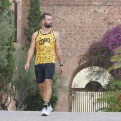 CAMISETA DE RUNNING #COMOUNACABRA Para HOMBRE - KAMUABU Amarilla De Tirantes -Ropa Deportiva Tienda camiseta de running comounacabra para hombre kamuabu amarilla de tirantes 3