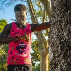 CAMISETA DE RUNNING #MONSTRUOS Para HOMBRE - KAMUABU Color Rosa De Tirantes -Ropa Deportiva Tienda camiseta de running monstruos para hombre kamuabu color rosa de tirantes 3