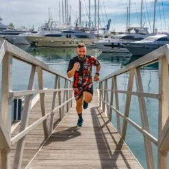 CAMISETA DE RUNNING #PARTYRUN Para HOMBRE - KAMUABU Color NEGRA 90grs -Ropa Deportiva Tienda camiseta de running partyrun para hombre kamuabu color negra 90grs 3