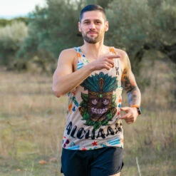 CAMISETA DE RUNNING #SANDBEACH Para HOMBRE - KAMUABU Color Arena De Tirantes -Ropa Deportiva Tienda camiseta de running sandbeach para hombre kamuabu color arena de tirantes 3