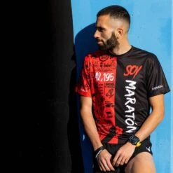 CAMISETA DE RUNNING #SOYMARATON Para HOMBRE - KAMUABU Color ROJO/NEGRO 110grs -Ropa Deportiva Tienda camiseta de running soymaraton para hombre kamuabu color rojonegro 110grs 3