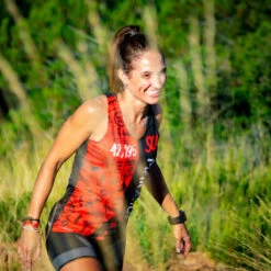 CAMISETA DE RUNNING #SOYMARATON Para MUJER - KAMUABU Roja/negra De Tirantes -Ropa Deportiva Tienda camiseta de running soymaraton para mujer kamuabu rojanegra de tirantes 3