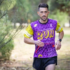 CAMISETA DE RUNNING #XXO RUN Para HOMBRE - KAMUABU Color MORADA 90grs -Ropa Deportiva Tienda camiseta de running xxo run para hombre kamuabu color morada 90grs 3